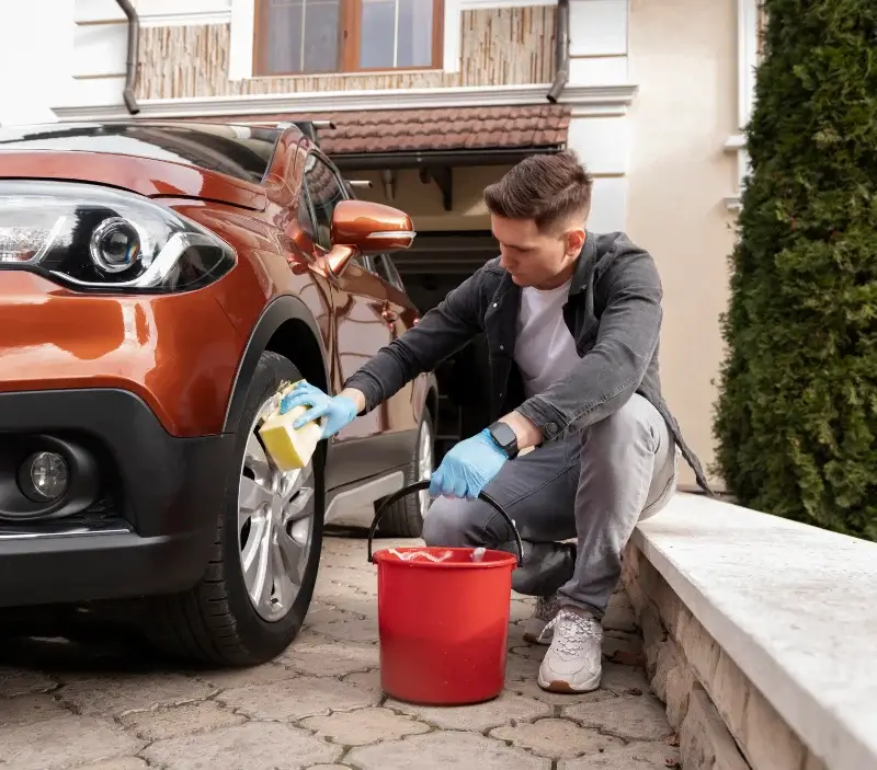 Lavage auto à domicile Saint-Amand-Montrond : professionnel intervenant sur un véhicule